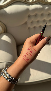 خط چشم زرشکی ماژیکی
